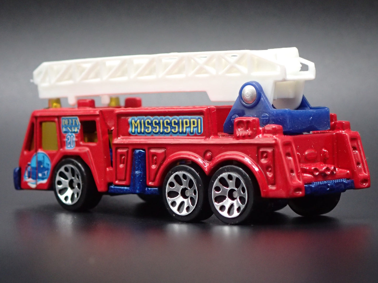 FIRE ENGINE TRUCK EXTENDING LADDER MISSISSIPPI 1:64 MB SCALE DIECAST MODEL CAR
