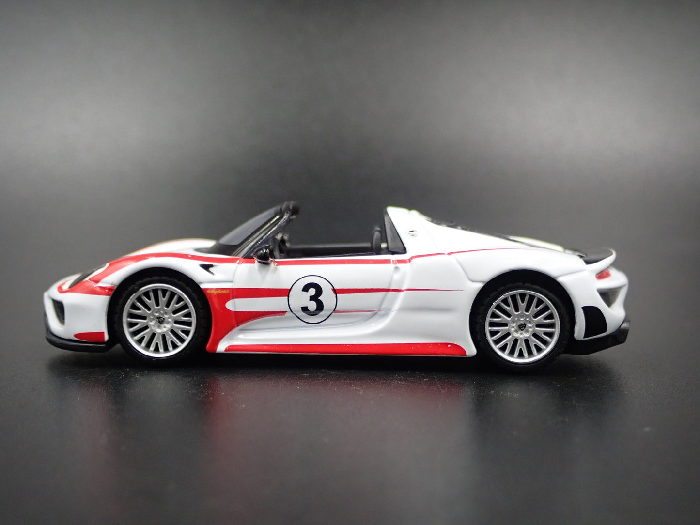 2013 - 2015 PORSCHE 918 SPYDER WHITE 1:64 SCALE DIORAMA DIECAST MODEL CAR
