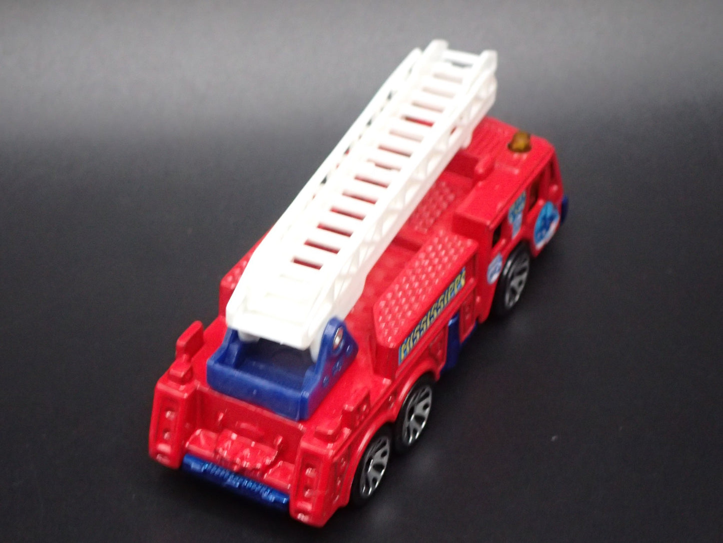 FIRE ENGINE TRUCK EXTENDING LADDER MISSISSIPPI 1:64 MB SCALE DIECAST MODEL CAR