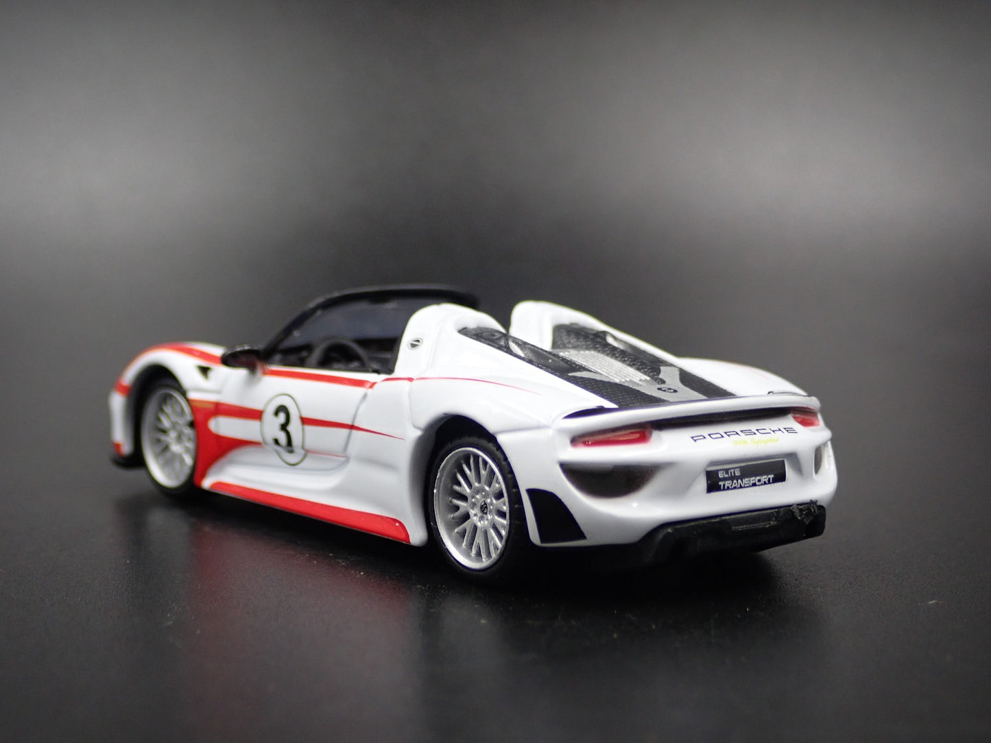 2013 - 2015 PORSCHE 918 SPYDER WHITE 1:64 SCALE DIORAMA DIECAST MODEL CAR