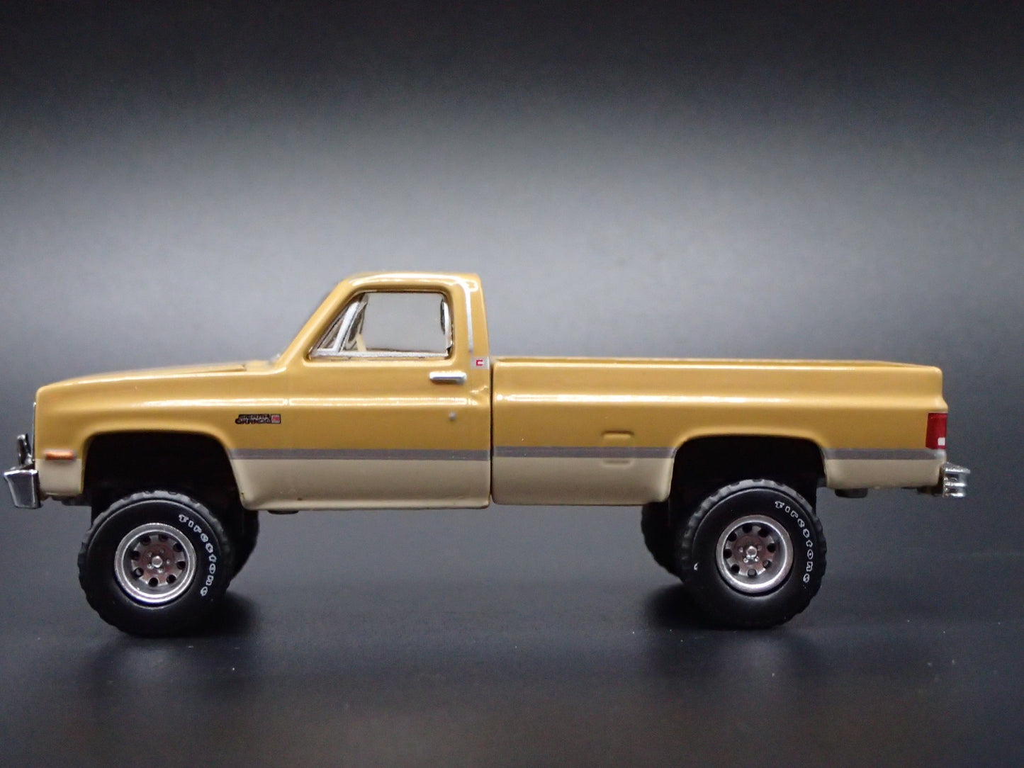 1986 86 GMC SIERRA PICKUP TRUCK SQUAREBODY 1/64 SCALE DIORAMA DIECAST MODEL CAR