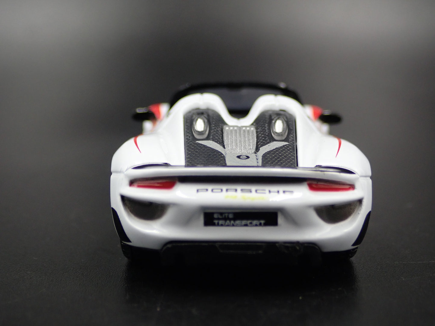2013 - 2015 PORSCHE 918 SPYDER WHITE 1:64 SCALE DIORAMA DIECAST MODEL CAR