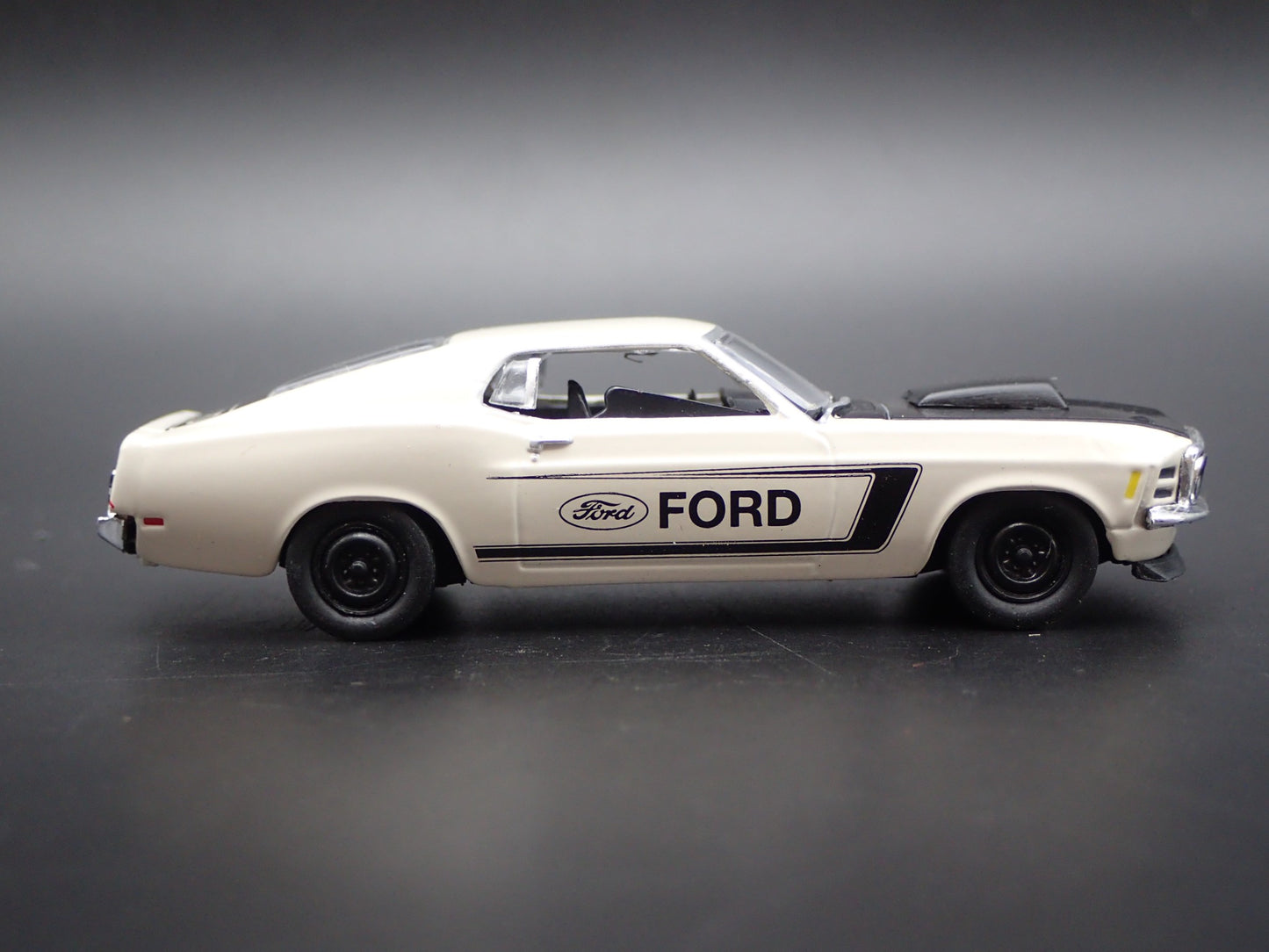 1970 70 FORD MUSTANG BOSS 429 FASTBACK RARE 1:64 SCALE DIORAMA DIECAST MODEL CAR