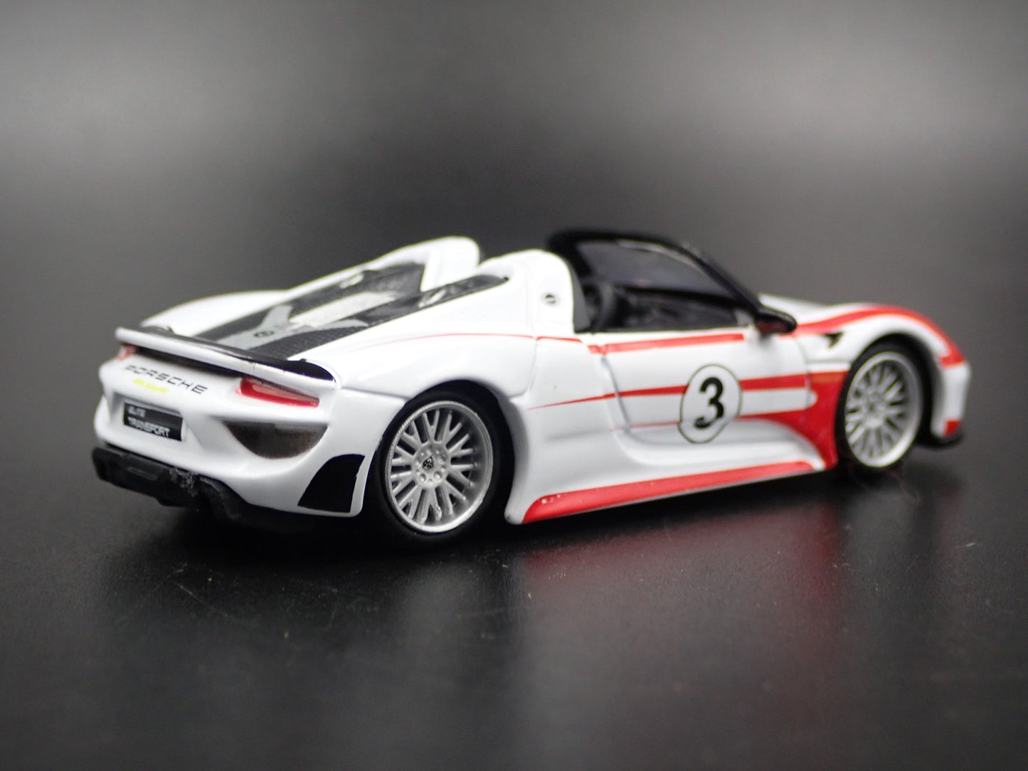 2013 - 2015 PORSCHE 918 SPYDER WHITE 1:64 SCALE DIORAMA DIECAST MODEL CAR