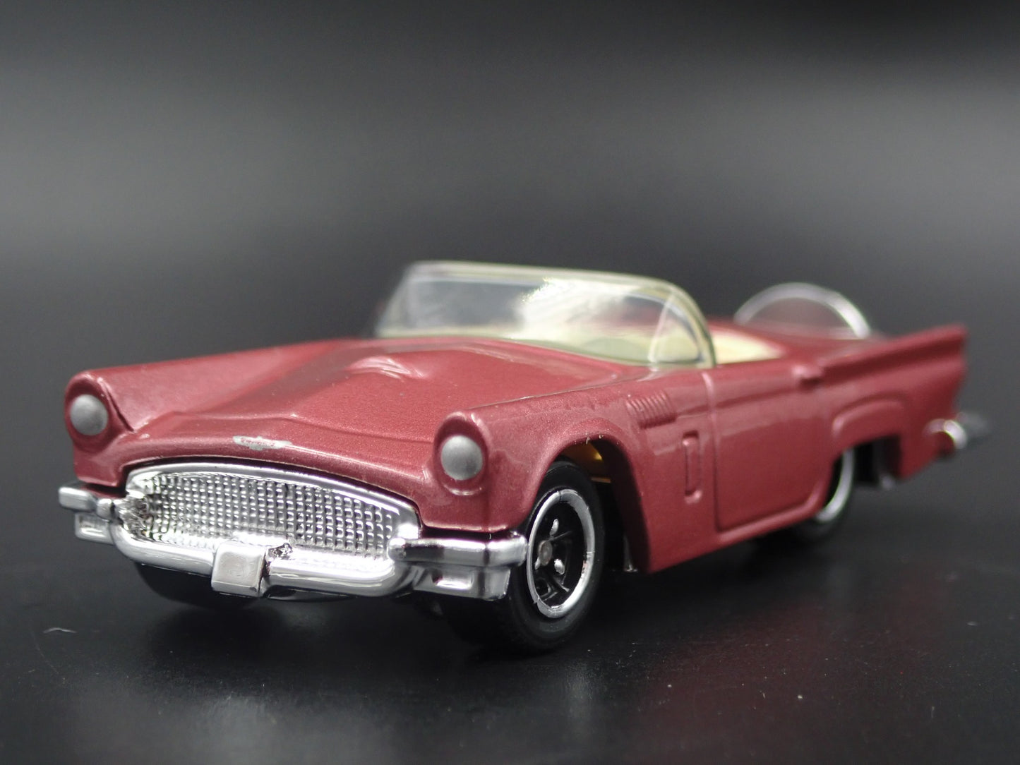 1957 57 FORD THUNDERBIRD TBIRD CONVERTIBLE 1:64 SCALE DIORAMA DIECAST MODEL CAR