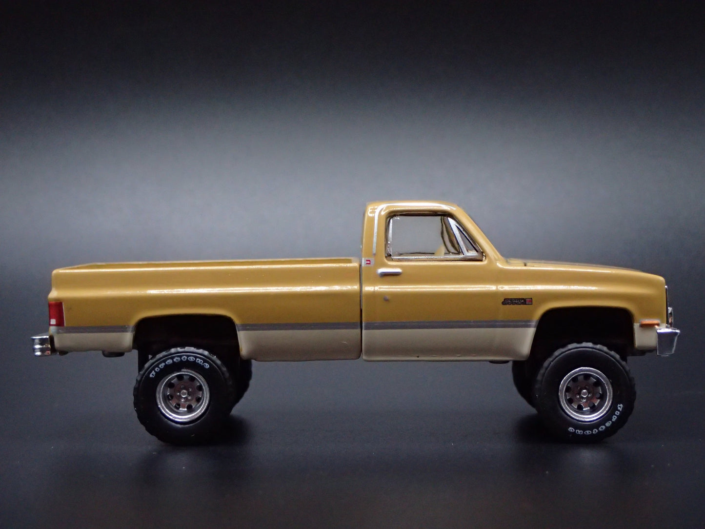 1986 86 GMC SIERRA PICKUP TRUCK SQUAREBODY 1/64 SCALE DIORAMA DIECAST MODEL CAR