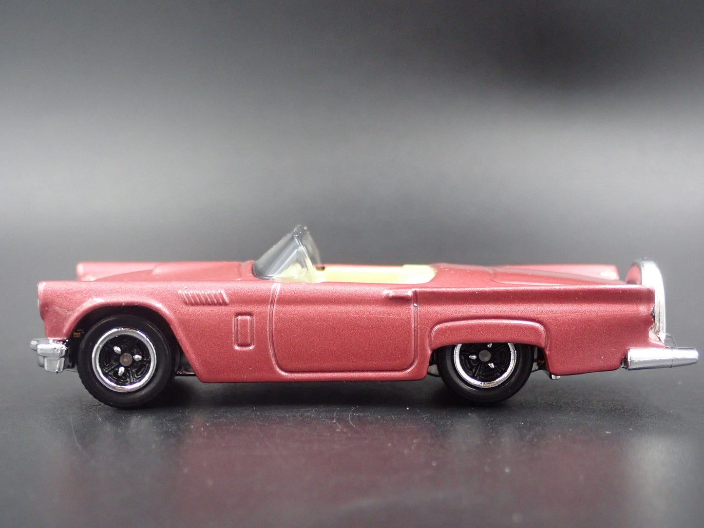 1957 57 FORD THUNDERBIRD TBIRD CONVERTIBLE 1:64 SCALE DIORAMA DIECAST MODEL CAR