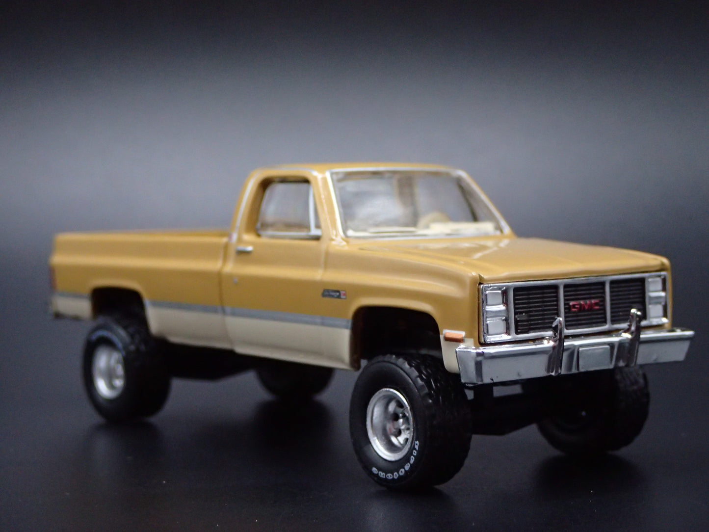 1986 86 GMC SIERRA PICKUP TRUCK SQUAREBODY 1/64 SCALE DIORAMA DIECAST MODEL CAR