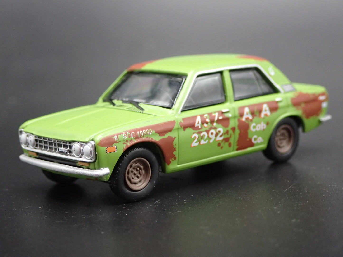 1967-1973 DATSUN 510 4 FOUR DOOR TAXI CAB 1:64 SCALE DIORAMA DIECAST MODEL CAR
