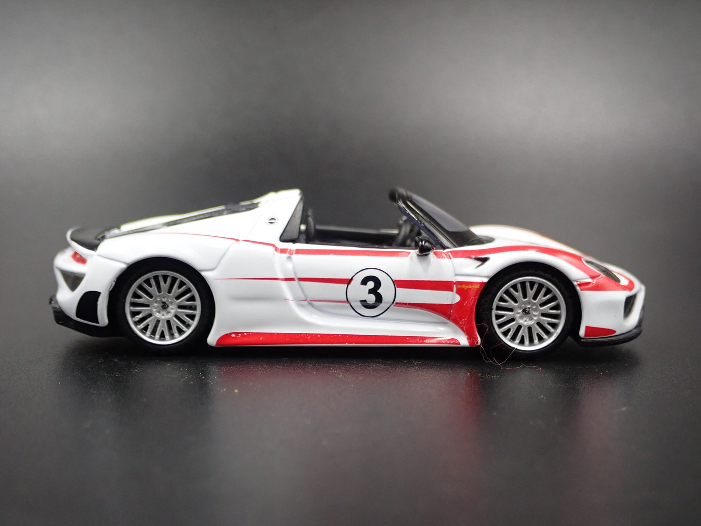 2013 - 2015 PORSCHE 918 SPYDER WHITE 1:64 SCALE DIORAMA DIECAST MODEL CAR