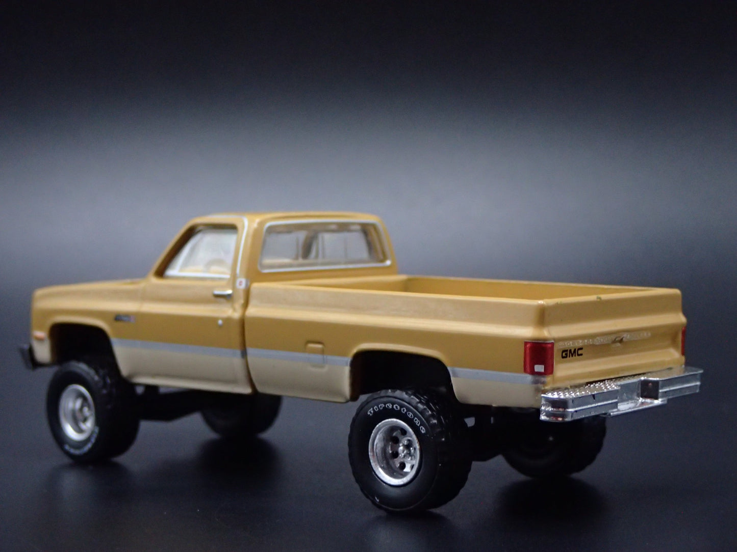 1986 86 GMC SIERRA PICKUP TRUCK SQUAREBODY 1/64 SCALE DIORAMA DIECAST MODEL CAR