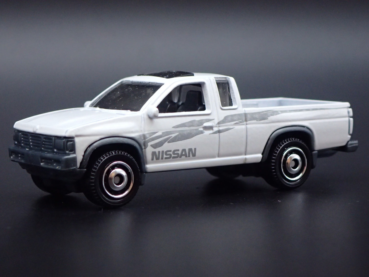 1995 95 NISSAN HARDBODY PICKUP TRUCK D21 W HITCH 1:64 SCALE DIECAST MODEL CAR