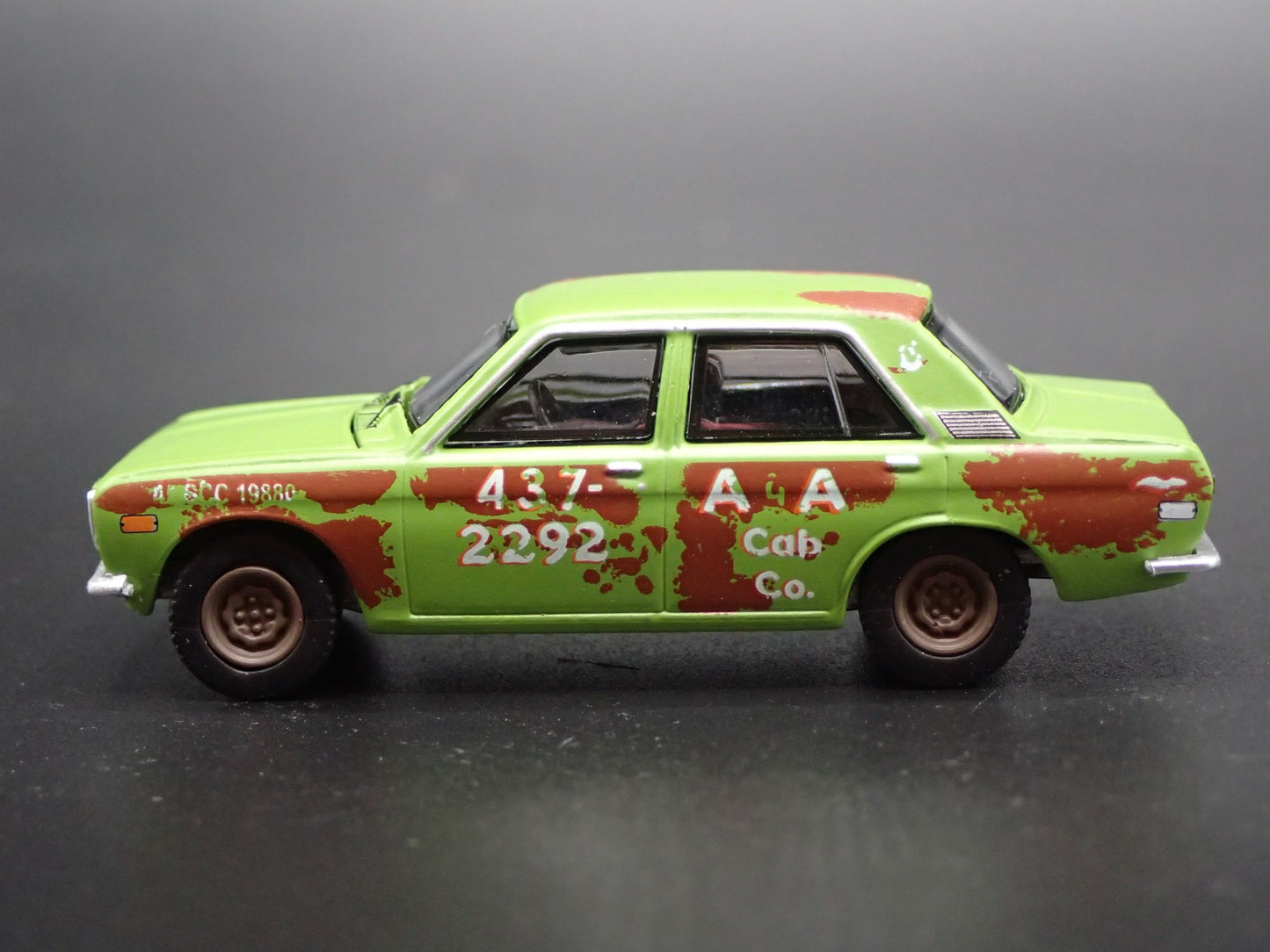 1967-1973 DATSUN 510 4 FOUR DOOR TAXI CAB 1:64 SCALE DIORAMA DIECAST MODEL CAR