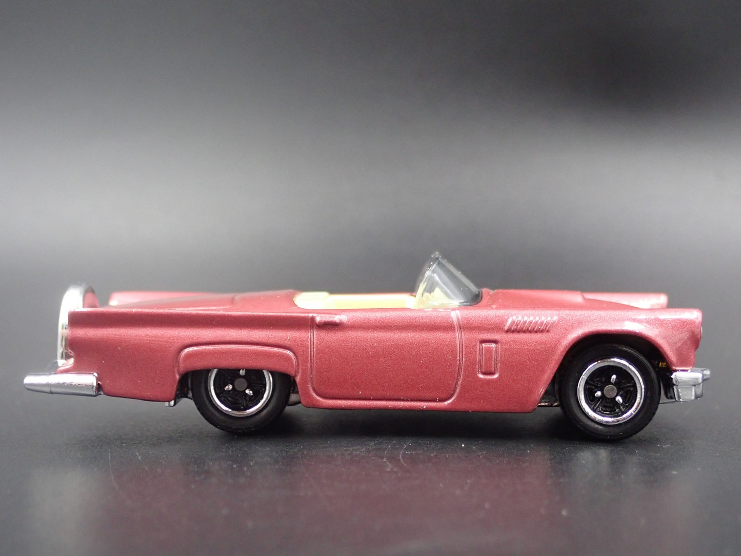 1957 57 FORD THUNDERBIRD TBIRD CONVERTIBLE 1:64 SCALE DIORAMA DIECAST MODEL CAR