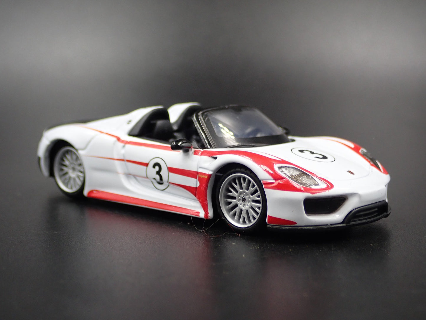 2013 - 2015 PORSCHE 918 SPYDER WHITE 1:64 SCALE DIORAMA DIECAST MODEL CAR
