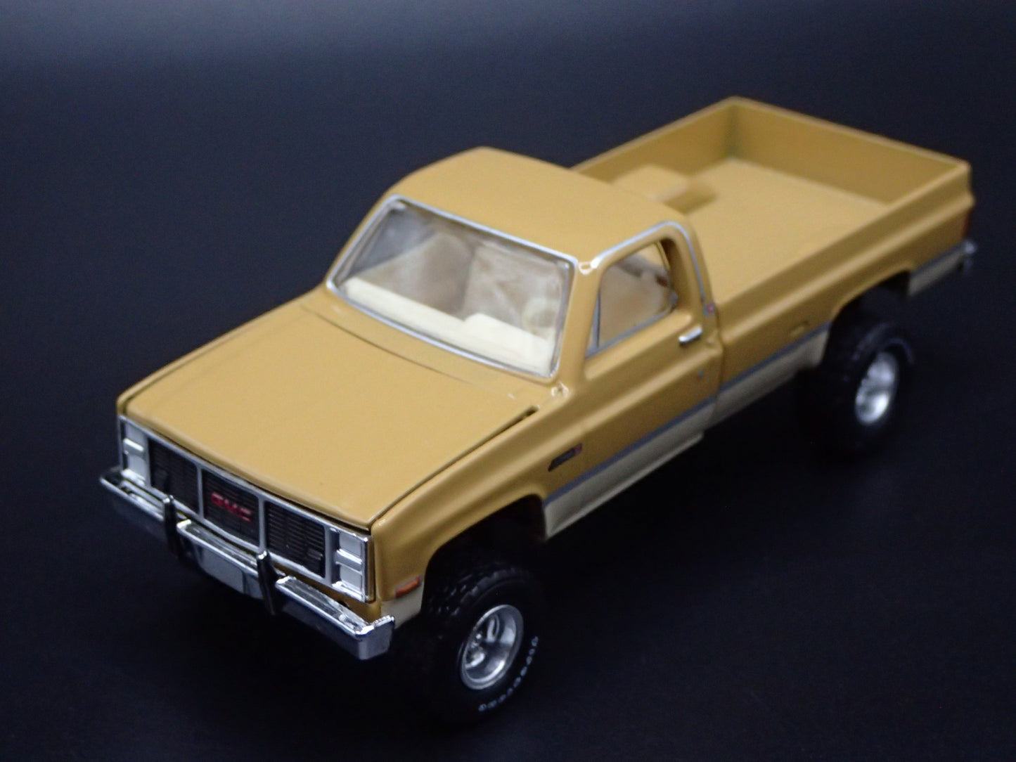 1986 86 GMC SIERRA PICKUP TRUCK SQUAREBODY 1/64 SCALE DIORAMA DIECAST MODEL CAR