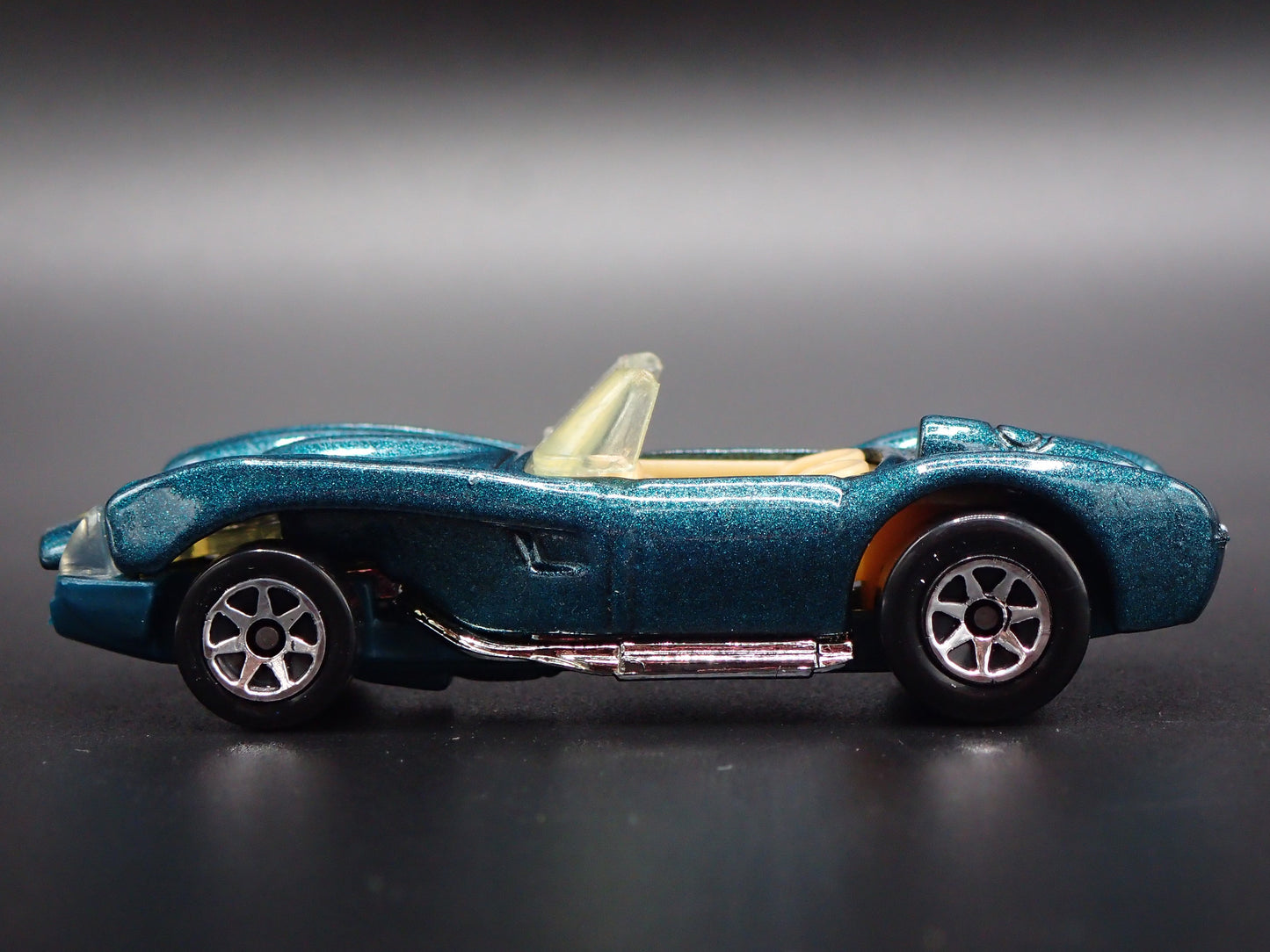 1952-1964 FERRARI 250 CONVERTIBLE GREEN 1:64 SCALE DIORAMA DIECAST MODEL CAR
