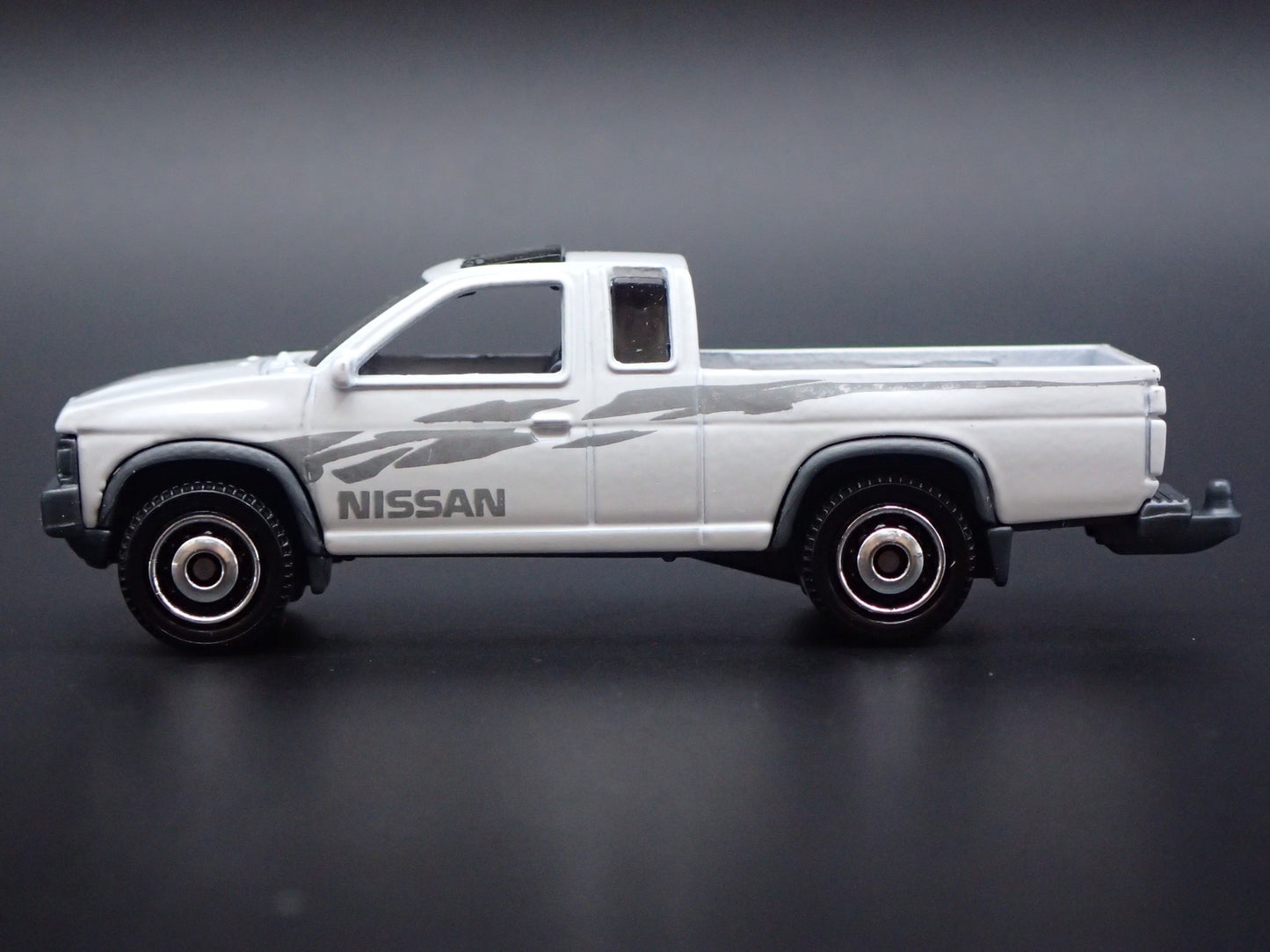 1995 95 NISSAN HARDBODY PICKUP TRUCK D21 W HITCH 1:64 SCALE DIECAST MODEL CAR
