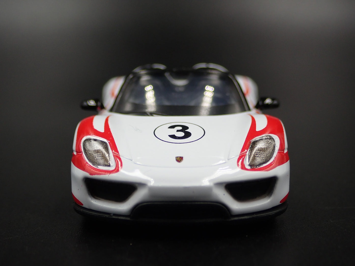 2013 - 2015 PORSCHE 918 SPYDER WHITE 1:64 SCALE DIORAMA DIECAST MODEL CAR