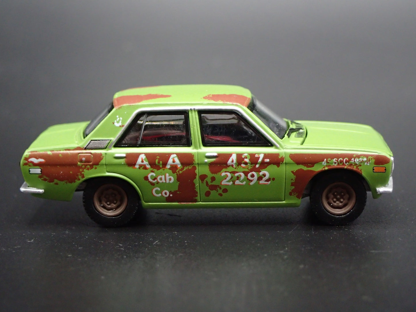 1967-1973 DATSUN 510 4 FOUR DOOR TAXI CAB 1:64 SCALE DIORAMA DIECAST MODEL CAR