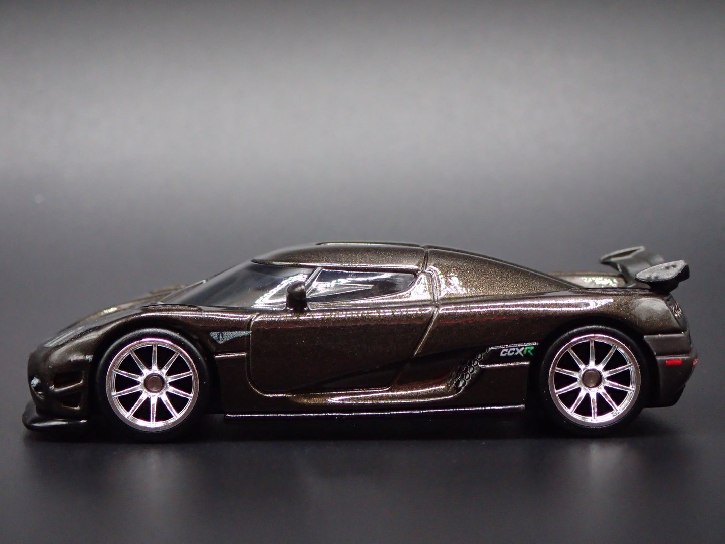 2006-2010 KOENIGSEGG CCXR SUPER CAR BLACK 1:64 SCALE DIORAMA DIECAST MODEL CAR