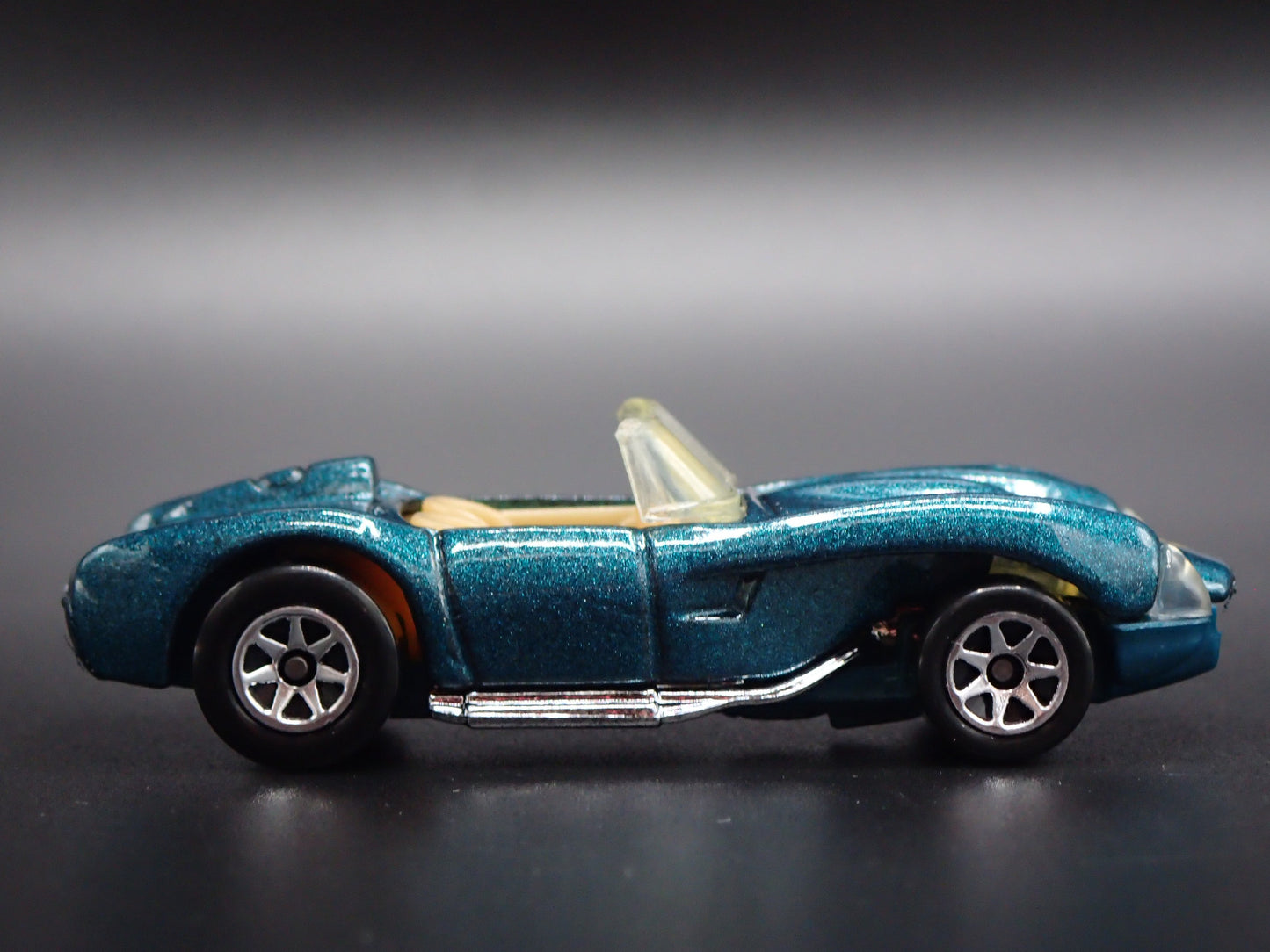 1952-1964 FERRARI 250 CONVERTIBLE GREEN 1:64 SCALE DIORAMA DIECAST MODEL CAR