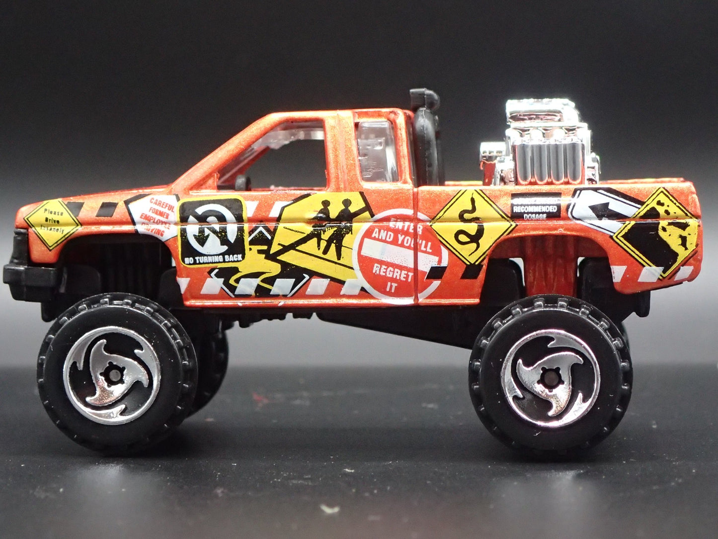 NISSAN HARDBODY 4X4 PICKUP TRUCK ORANGE 1:64 SCALE DIORAMA DIECAST MODEL CAR