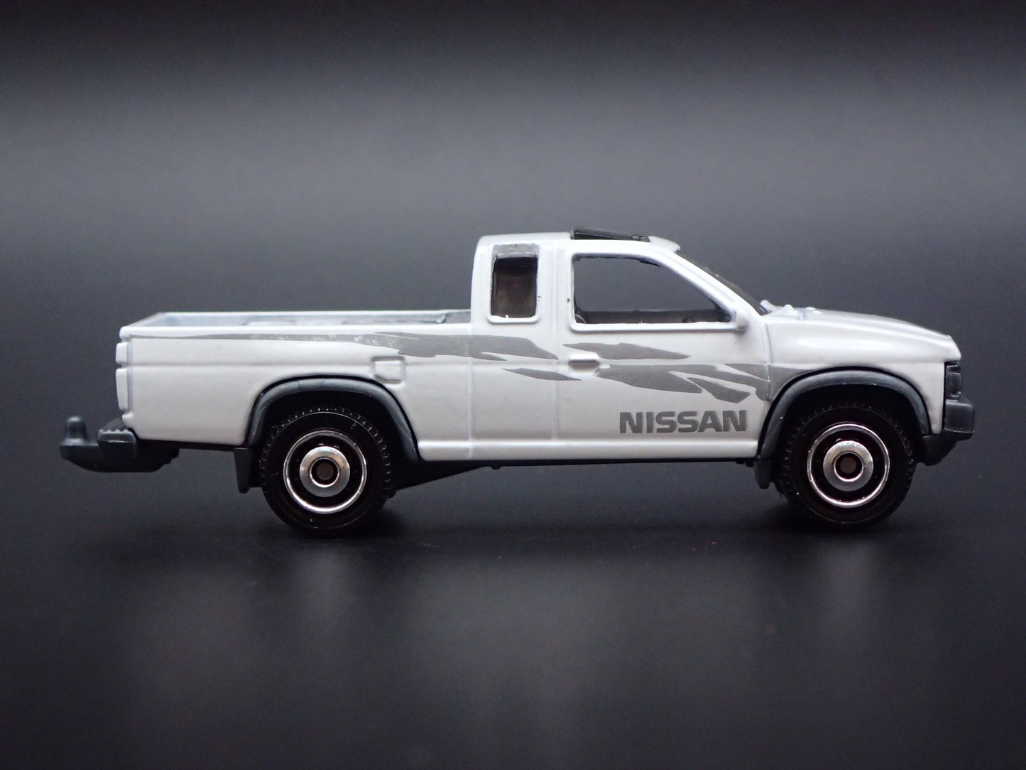 1995 95 NISSAN HARDBODY PICKUP TRUCK D21 W HITCH 1:64 SCALE DIECAST MODEL CAR