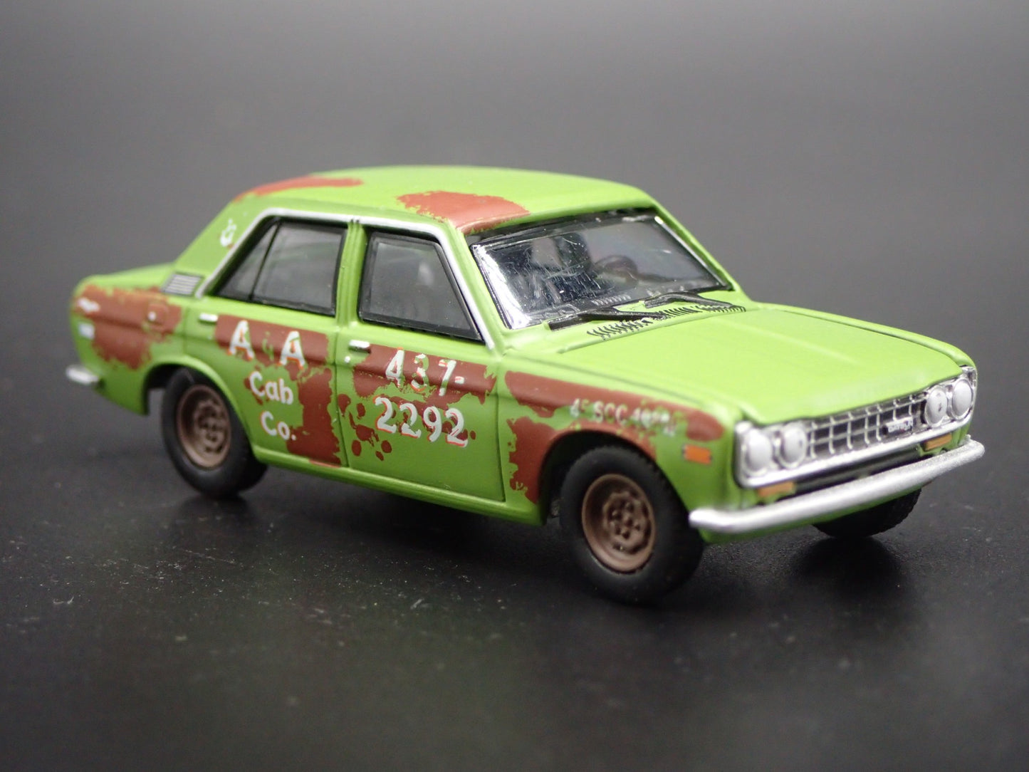 1967-1973 DATSUN 510 4 FOUR DOOR TAXI CAB 1:64 SCALE DIORAMA DIECAST MODEL CAR