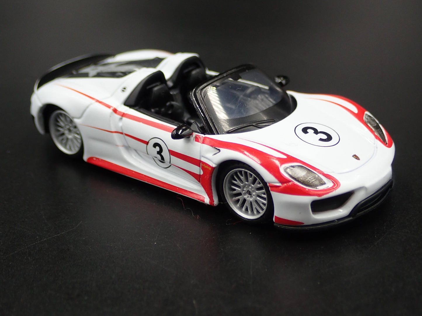 2013 - 2015 PORSCHE 918 SPYDER WHITE 1:64 SCALE DIORAMA DIECAST MODEL CAR