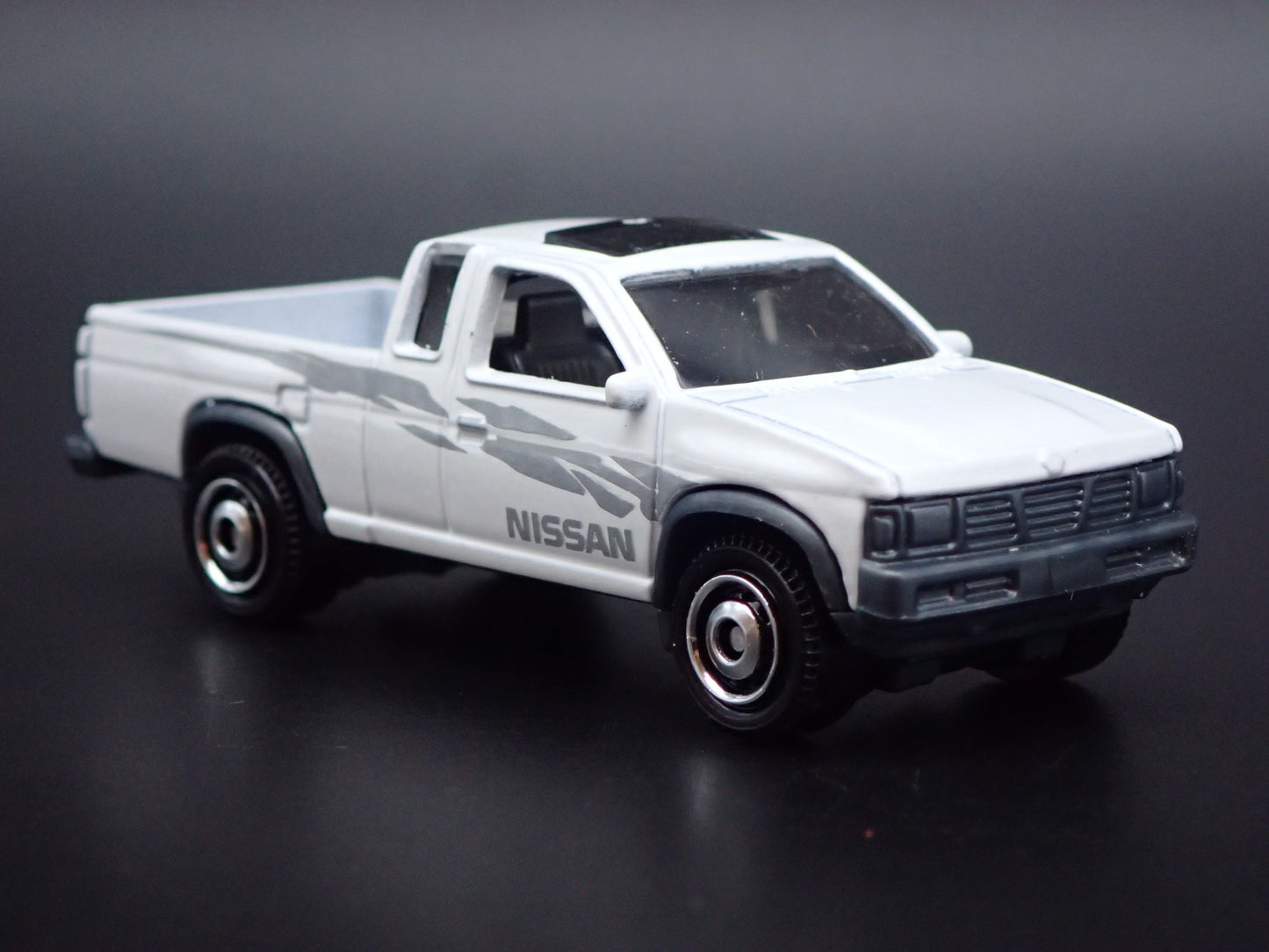 1995 95 NISSAN HARDBODY PICKUP TRUCK D21 W HITCH 1:64 SCALE DIECAST MODEL CAR