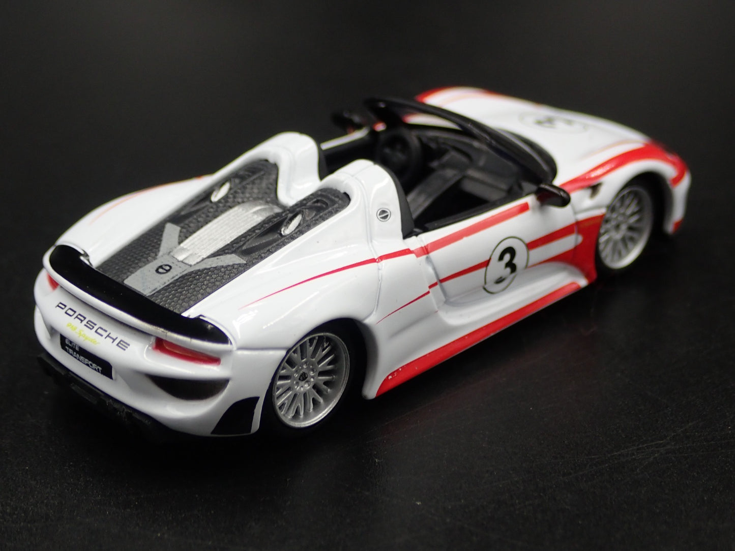 2013 - 2015 PORSCHE 918 SPYDER WHITE 1:64 SCALE DIORAMA DIECAST MODEL CAR