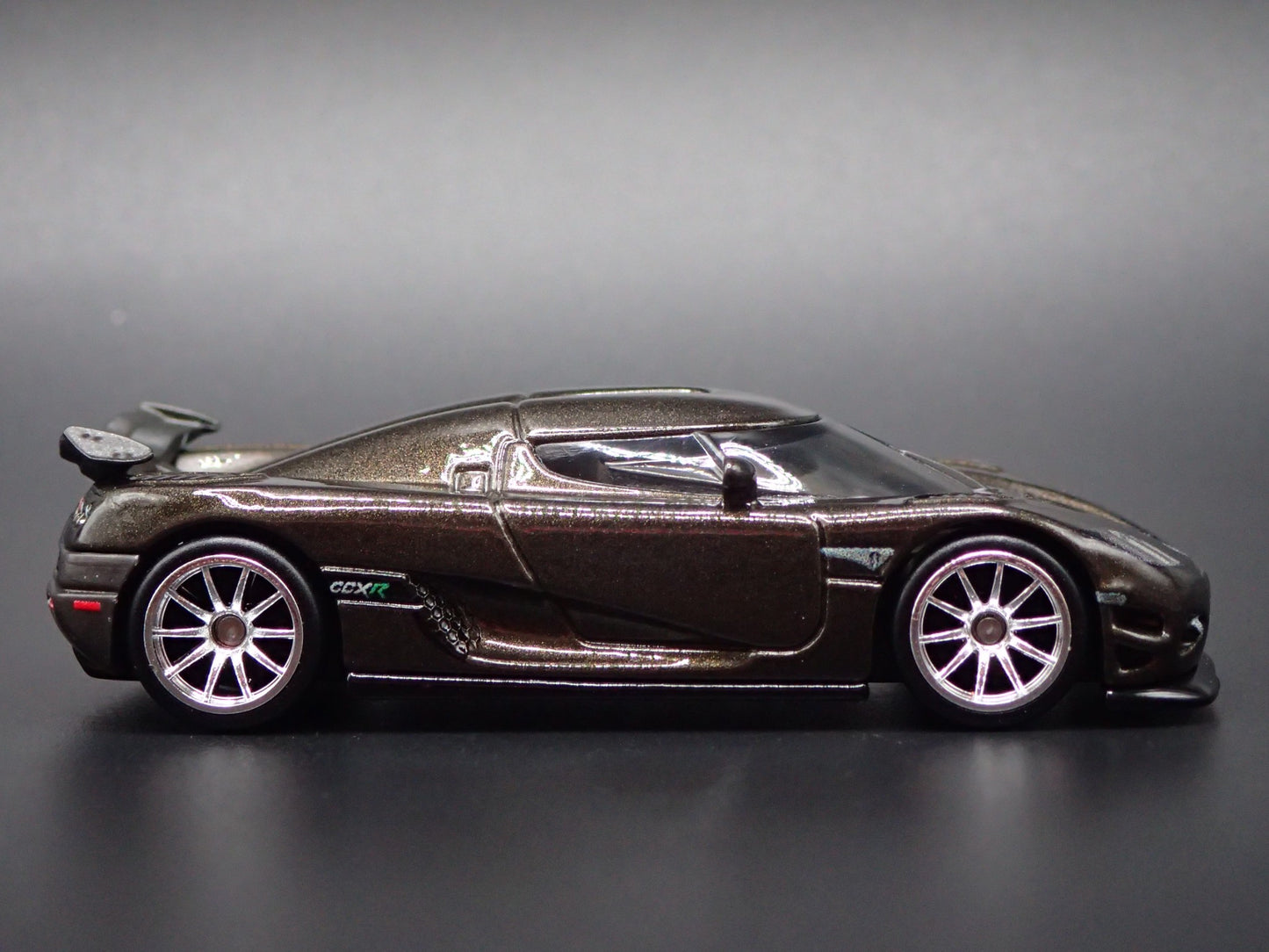 2006-2010 KOENIGSEGG CCXR SUPER CAR BLACK 1:64 SCALE DIORAMA DIECAST MODEL CAR