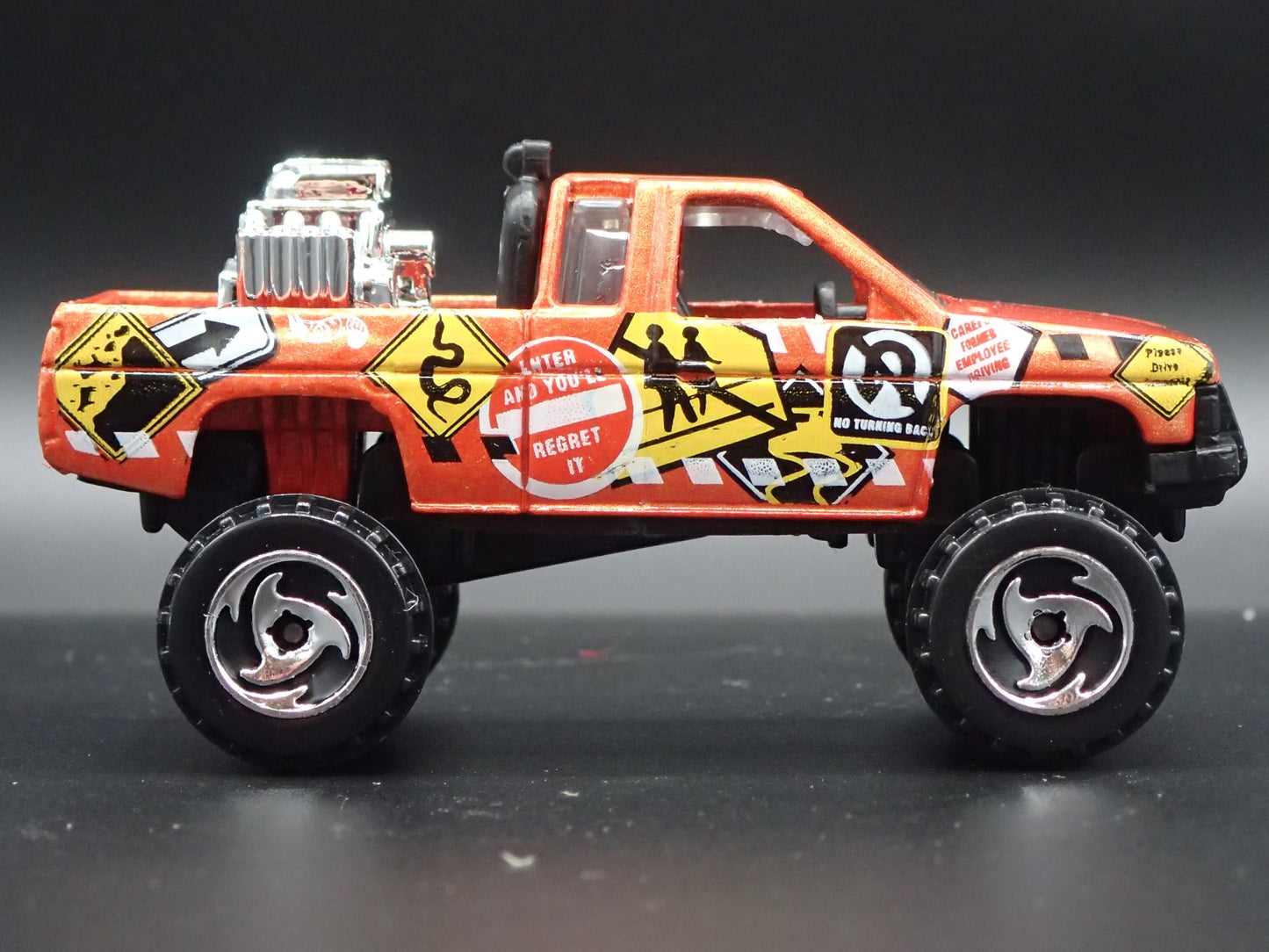 NISSAN HARDBODY 4X4 PICKUP TRUCK ORANGE 1:64 SCALE DIORAMA DIECAST MODEL CAR