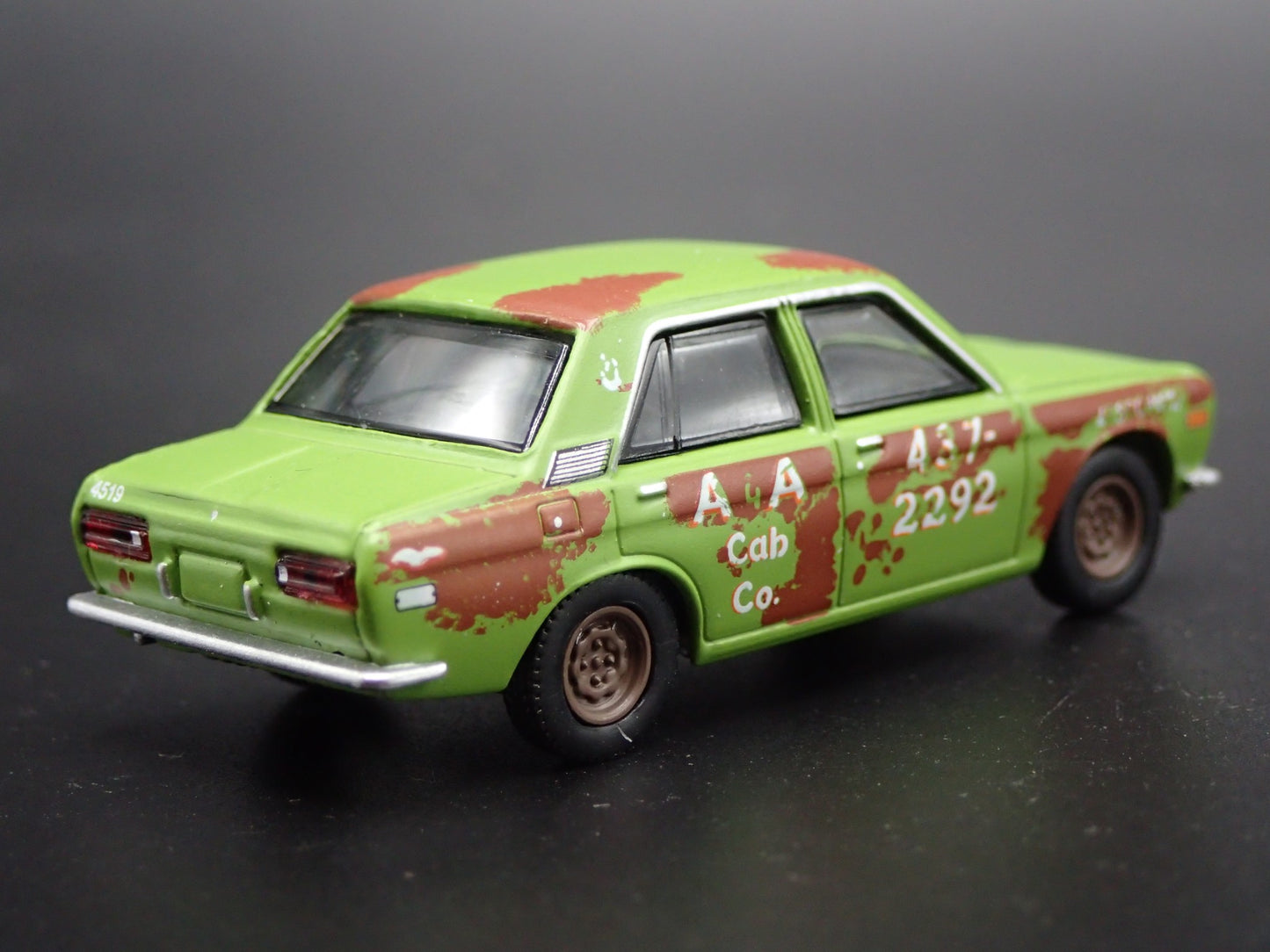 1967-1973 DATSUN 510 4 FOUR DOOR TAXI CAB 1:64 SCALE DIORAMA DIECAST MODEL CAR