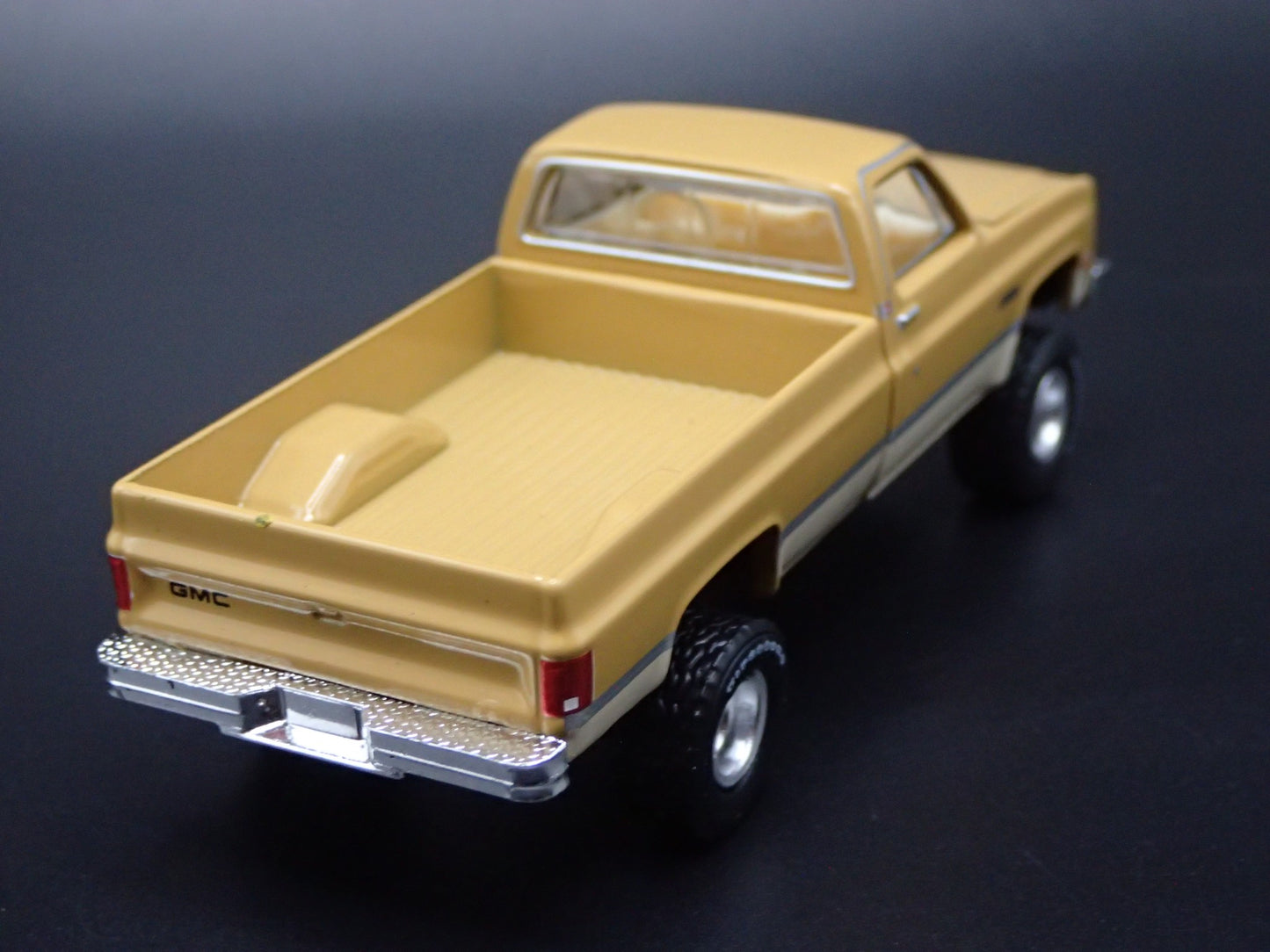 1986 86 GMC SIERRA PICKUP TRUCK SQUAREBODY 1/64 SCALE DIORAMA DIECAST MODEL CAR