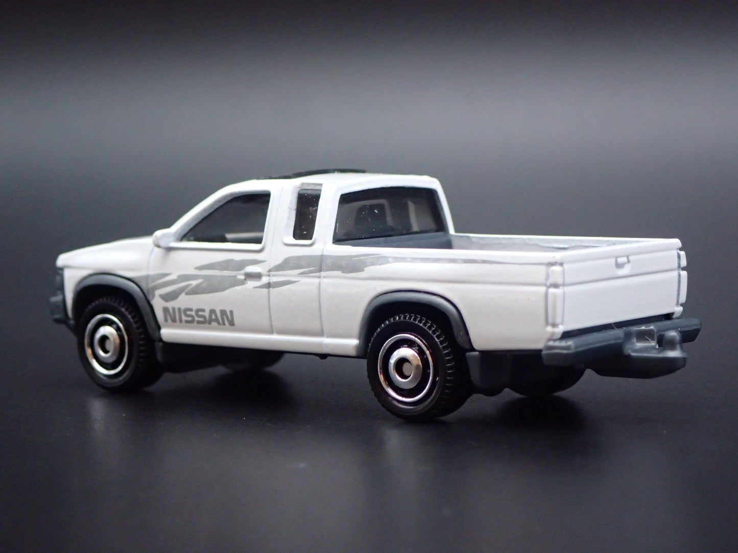 1995 95 NISSAN HARDBODY PICKUP TRUCK D21 W HITCH 1:64 SCALE DIECAST MODEL CAR