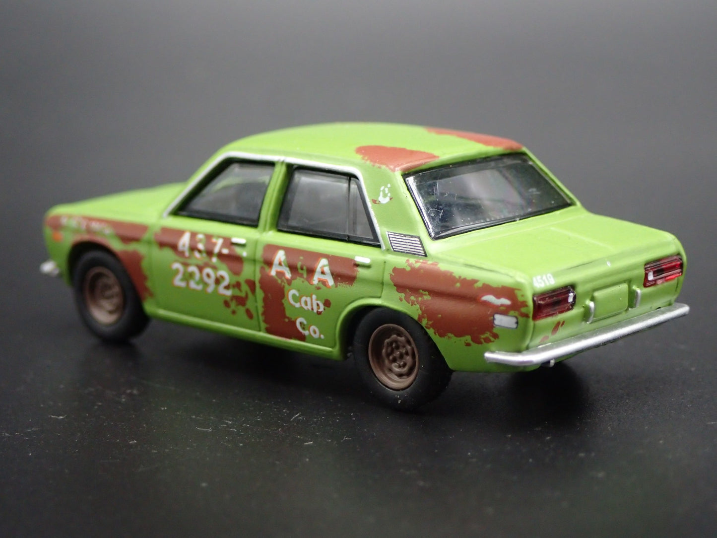 1967-1973 DATSUN 510 4 FOUR DOOR TAXI CAB 1:64 SCALE DIORAMA DIECAST MODEL CAR
