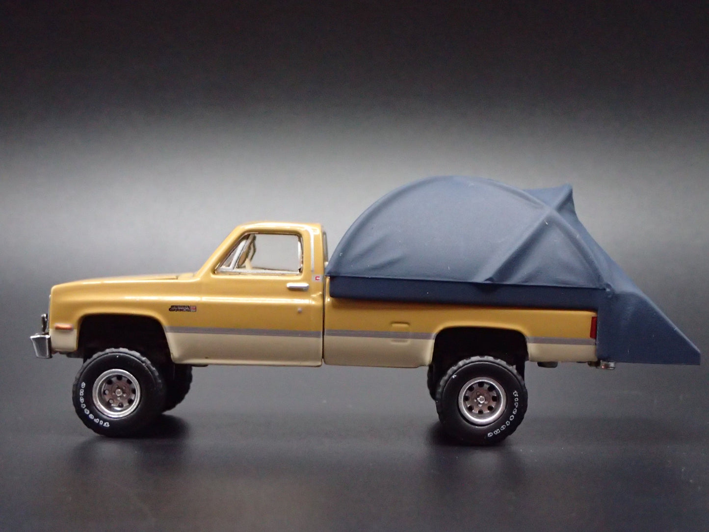 1986 86 GMC SIERRA PICKUP TRUCK SQUAREBODY W TENT 1/64 SCALE DIECAST MODEL CAR