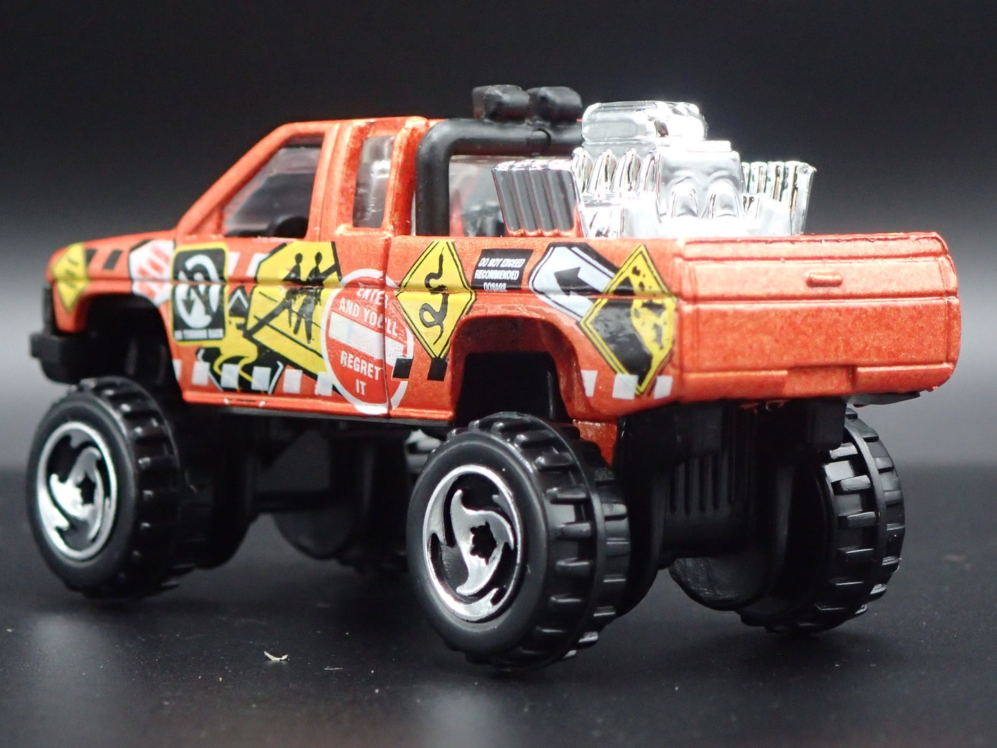 NISSAN HARDBODY 4X4 PICKUP TRUCK ORANGE 1:64 SCALE DIORAMA DIECAST MODEL CAR