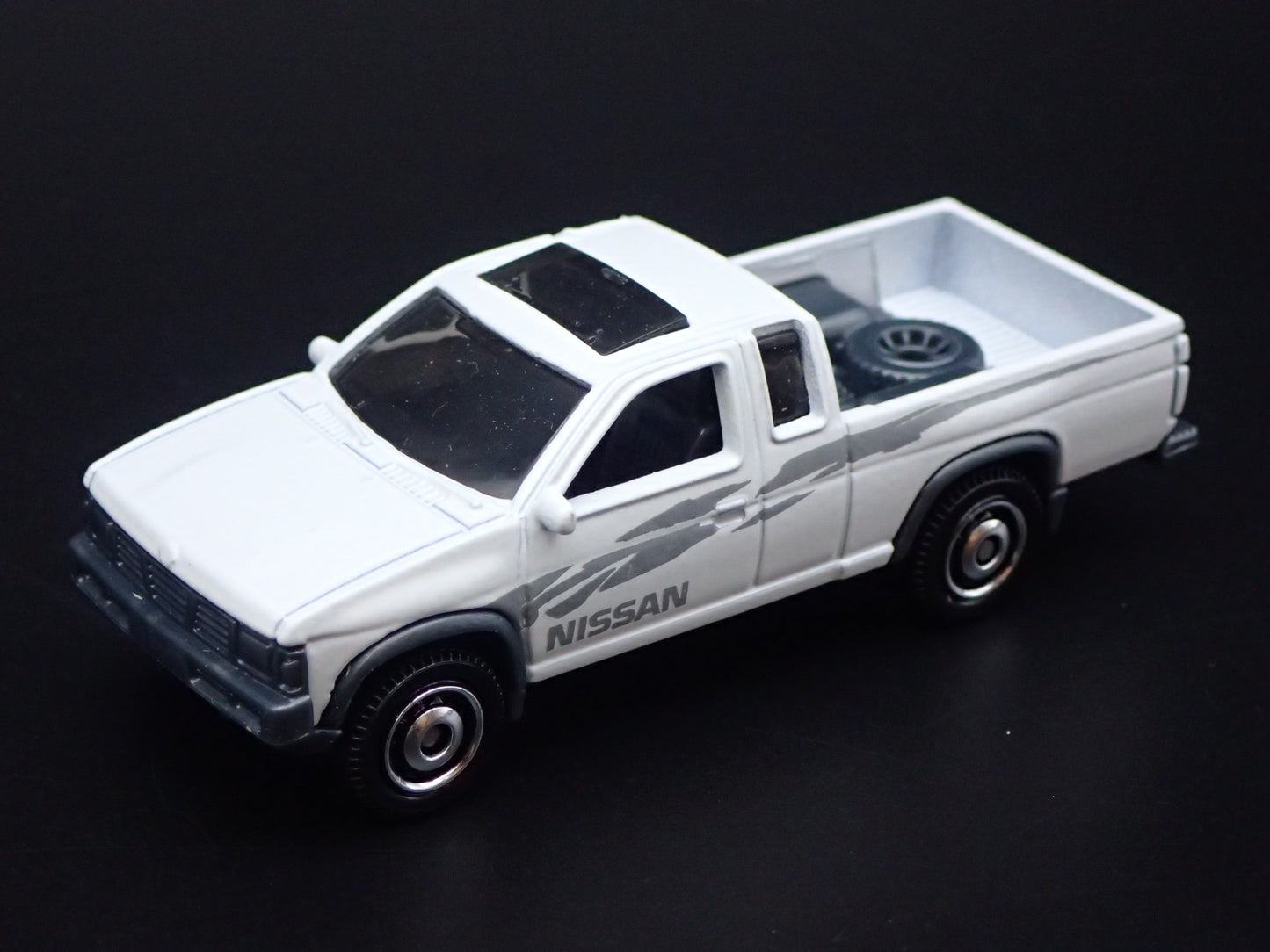 1995 95 NISSAN HARDBODY PICKUP TRUCK D21 W HITCH 1:64 SCALE DIECAST MODEL CAR
