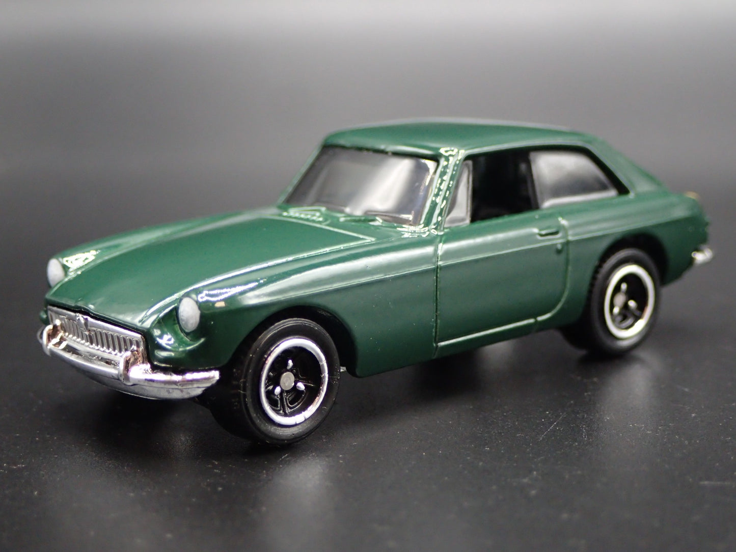 1968-1980 MG MGB GT COUPE GREEN 1:64 SCALE COLLECTIBLE DIORAMA DIECAST MODEL CAR
