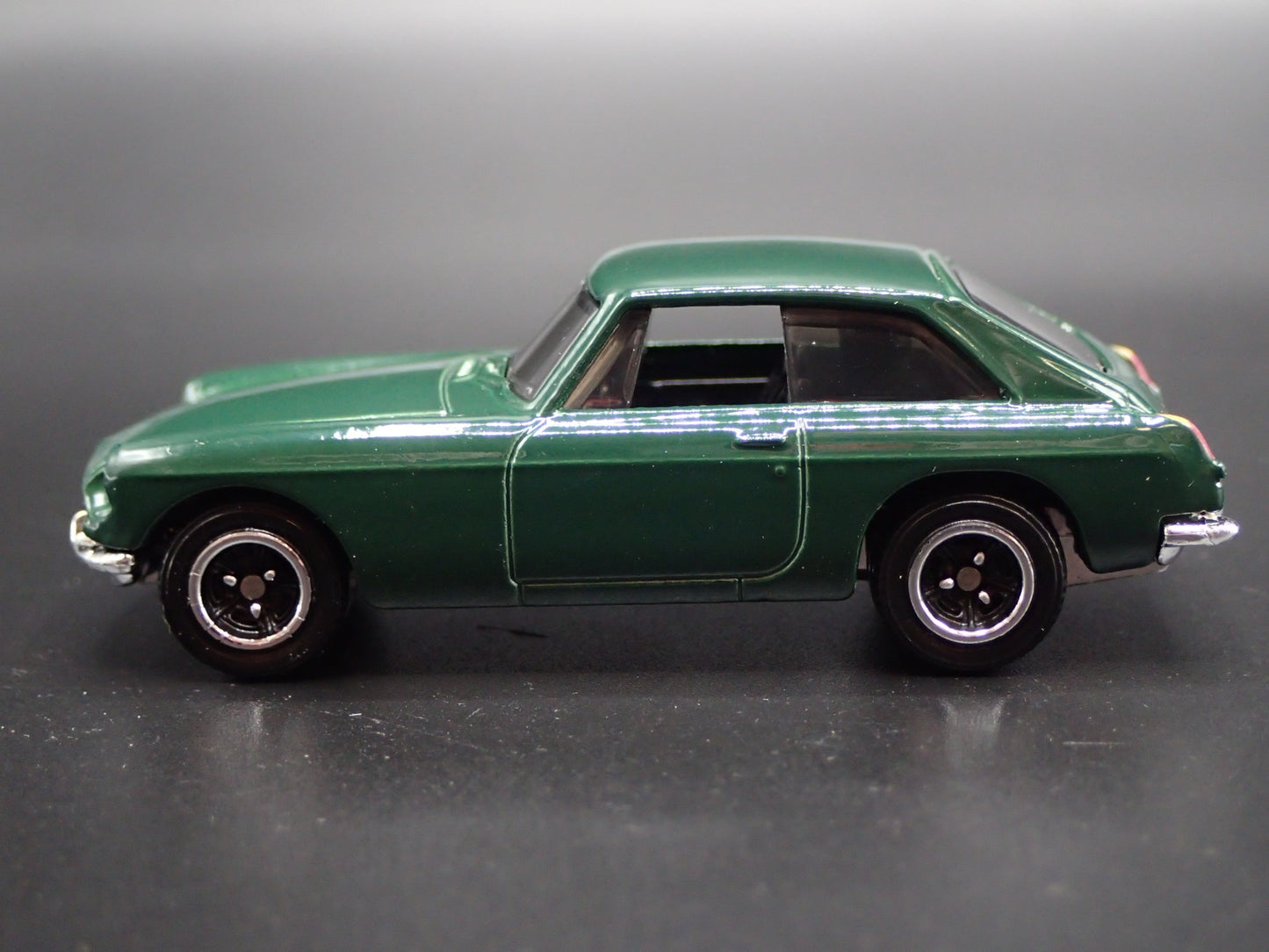 1968-1980 MG MGB GT COUPE GREEN 1:64 SCALE COLLECTIBLE DIORAMA DIECAST MODEL CAR