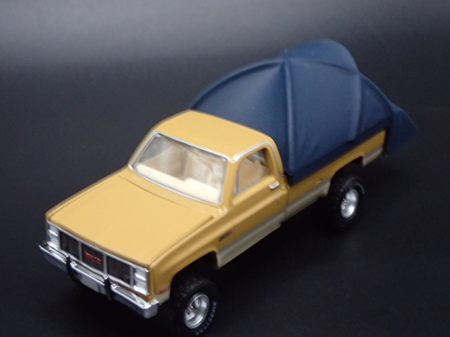 1986 86 GMC SIERRA PICKUP TRUCK SQUAREBODY W TENT 1/64 SCALE DIECAST MODEL CAR
