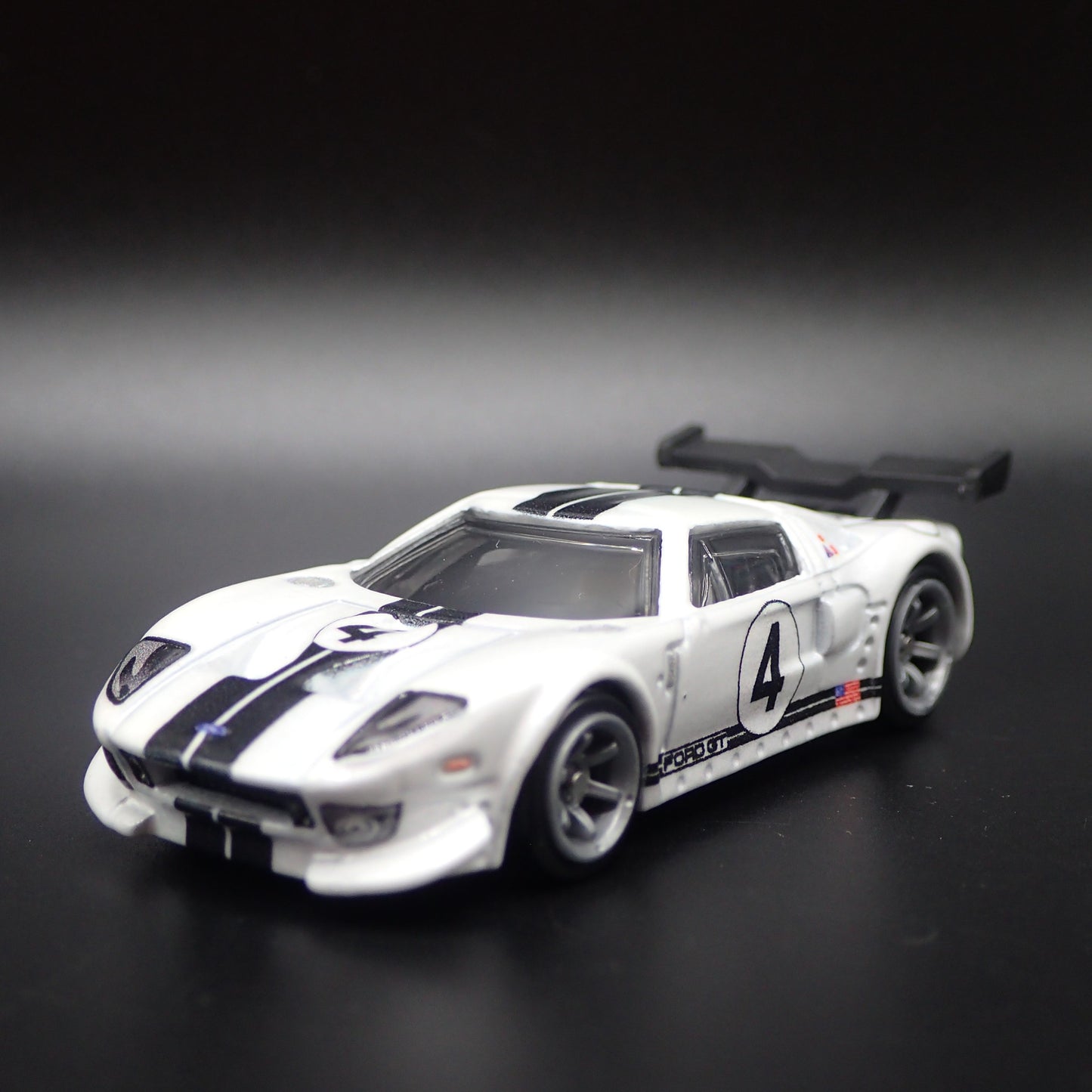 2005-2006 FORD GT RACE CAR WHITE 1:64 SCALE COLLECTIBLE DIECAST MODEL CAR