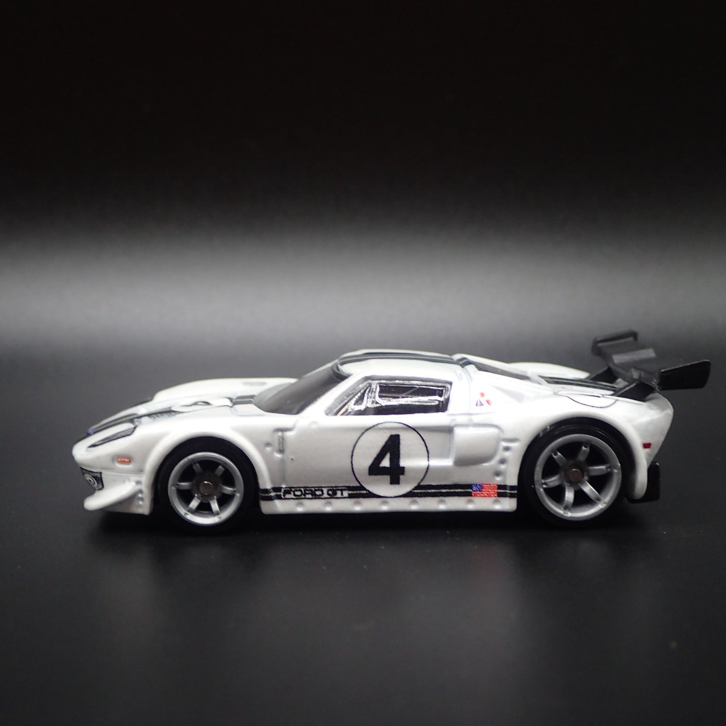 2005-2006 FORD GT RACE CAR WHITE 1:64 SCALE COLLECTIBLE DIECAST MODEL CAR