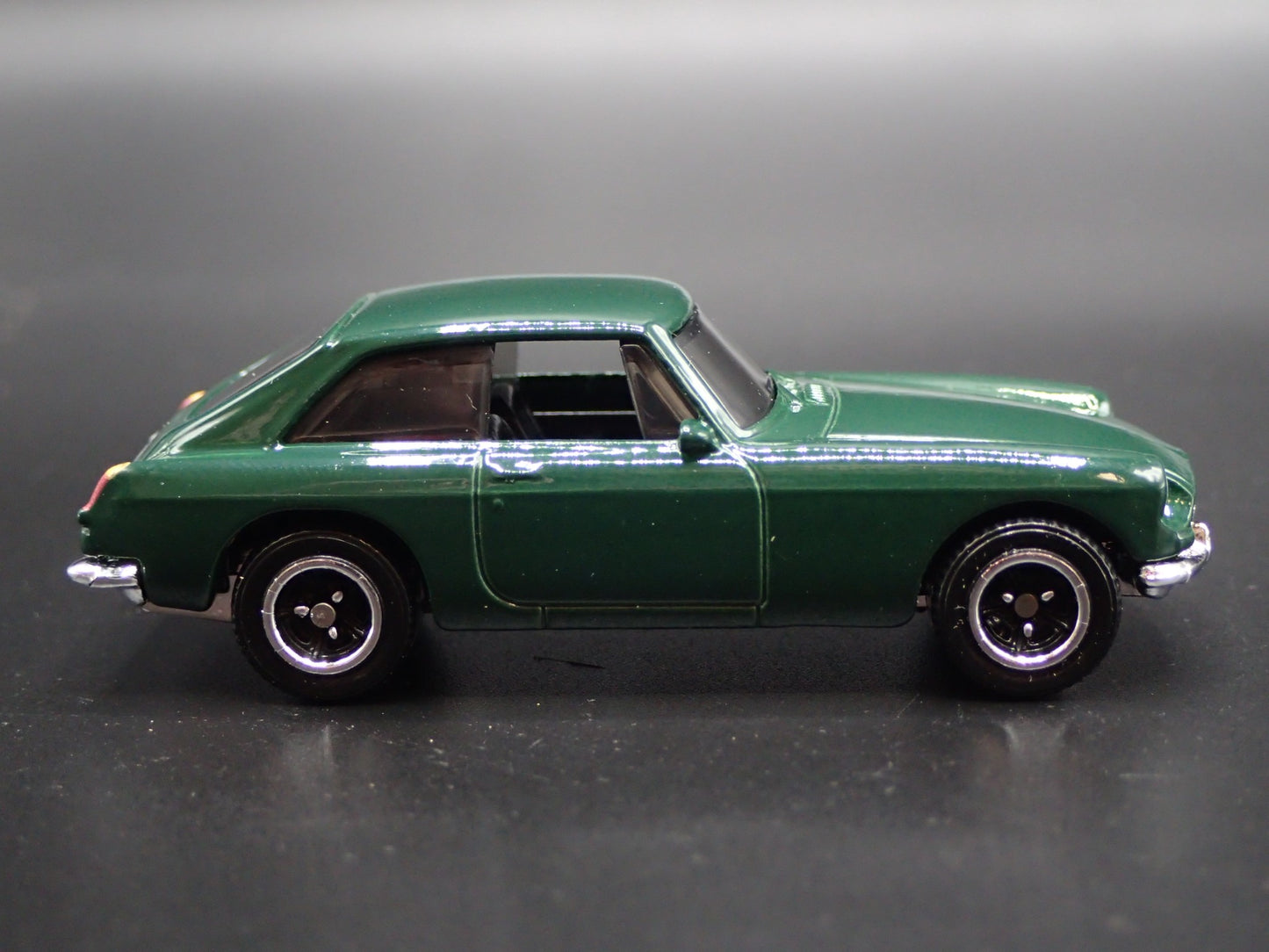 1968-1980 MG MGB GT COUPE GREEN 1:64 SCALE COLLECTIBLE DIORAMA DIECAST MODEL CAR