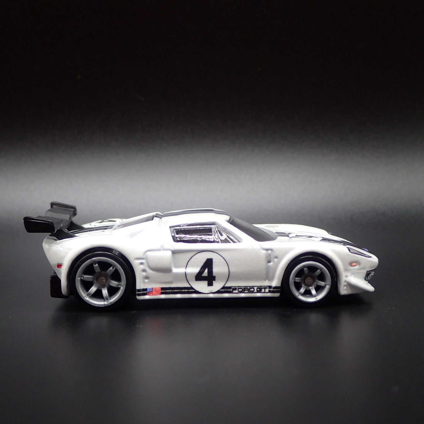 2005-2006 FORD GT RACE CAR WHITE 1:64 SCALE COLLECTIBLE DIECAST MODEL CAR