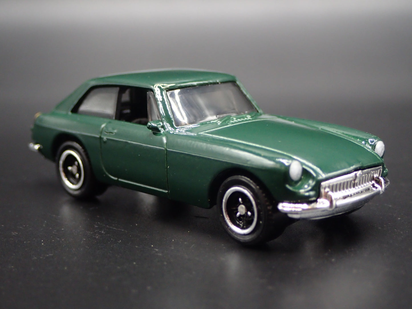 1968-1980 MG MGB GT COUPE GREEN 1:64 SCALE COLLECTIBLE DIORAMA DIECAST MODEL CAR