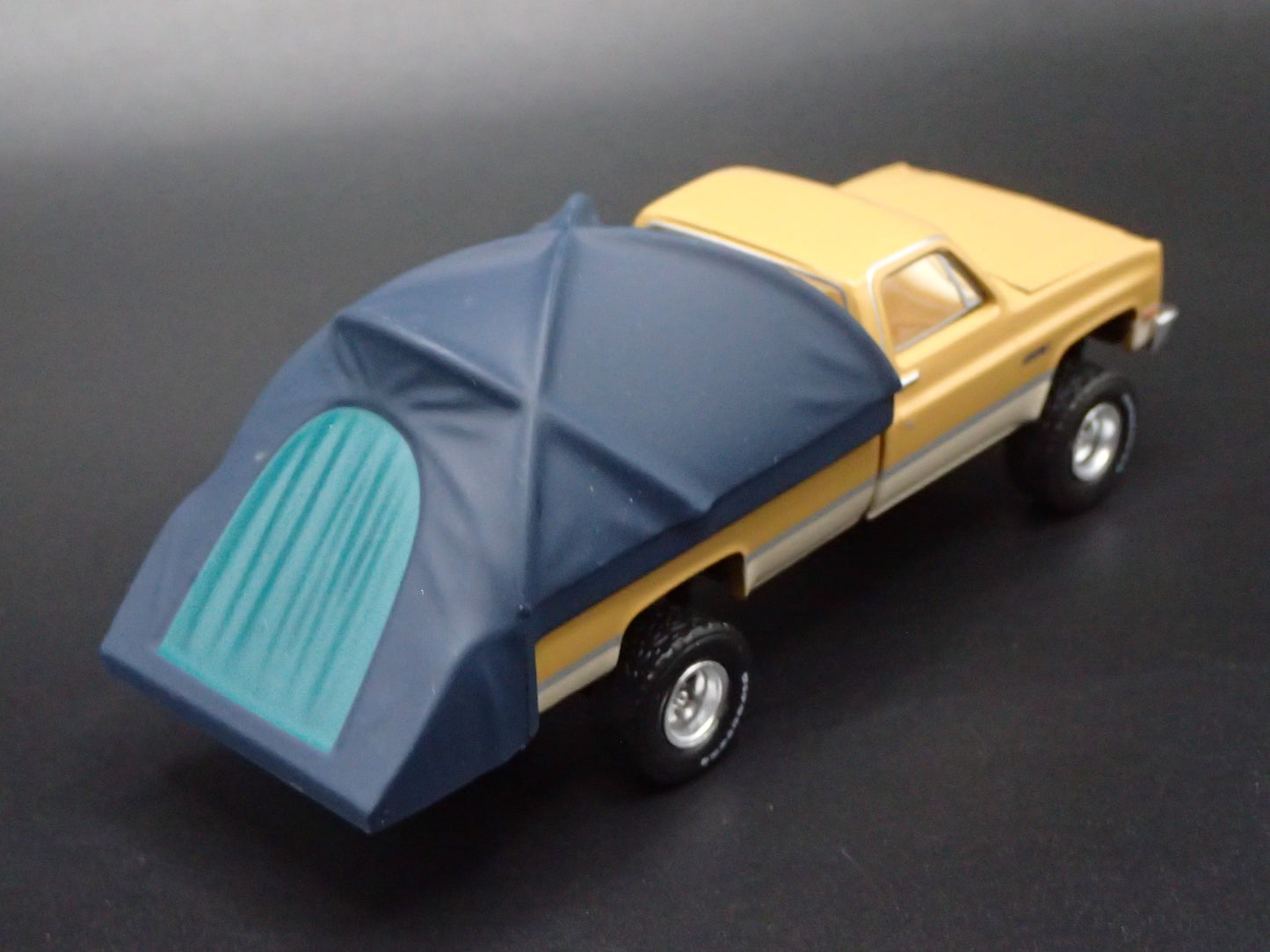1986 86 GMC SIERRA PICKUP TRUCK SQUAREBODY W TENT 1/64 SCALE DIECAST MODEL CAR
